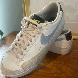 Nike Blazers- low platform size 8